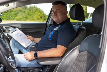 Fahrlehrer Eugen Gracev im Fahrschulwagen