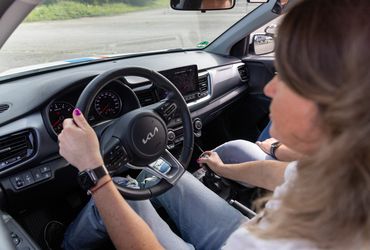 Fahrschülerin am Steuer