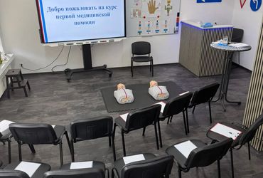 Vorbereiteter Raum für den Erste-Hilfe-Kurs